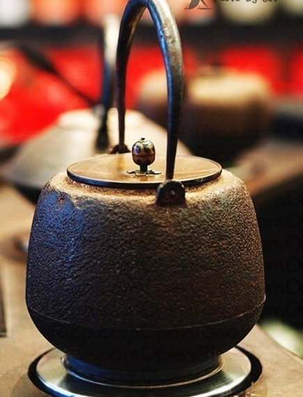     王德傳茶莊的故事從1862年開始，創(chuàng)建人王俺尚於清同治年間由福建晉江渡海來臺，在臺南府城創(chuàng)立 了第一家茶莊。經過了幾個世代，目前的經營者找了廣告界的朋友，將自家茶莊重新打造，建立了王德傳 這個品牌，同時，打造位於臺北長春路的首間形象店。
